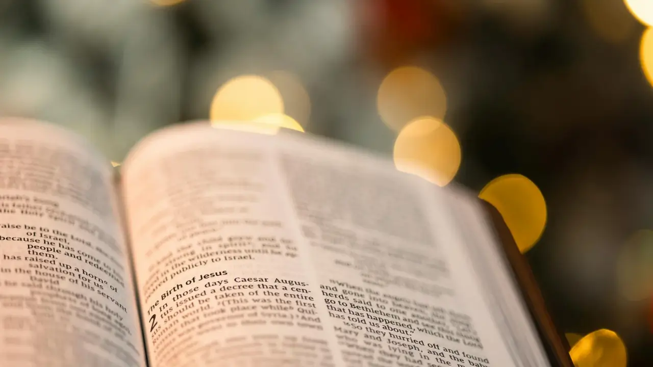 Bíblia aberta para iniciar um devocional.