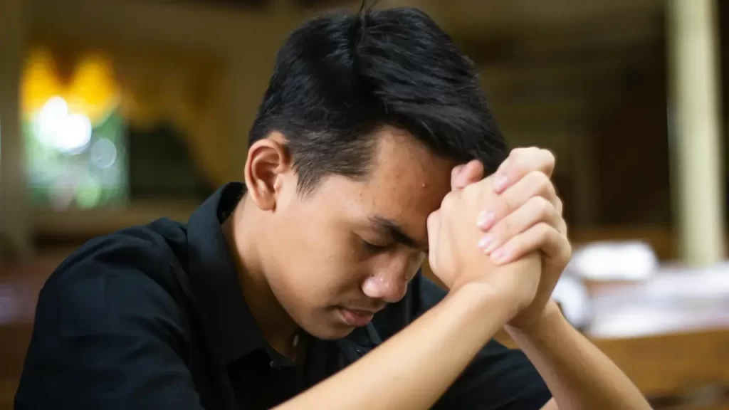 Pessoa orando em silêncio. Representar o tema: Deus vê o coração.