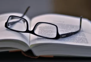 Bíblia aberta para iniciar um devocional.