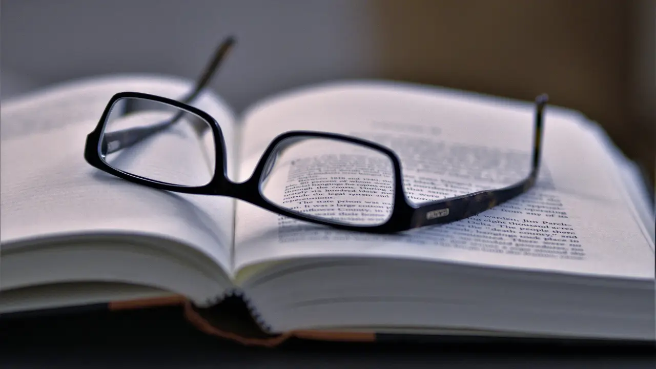 Bíblia aberta para iniciar um devocional.