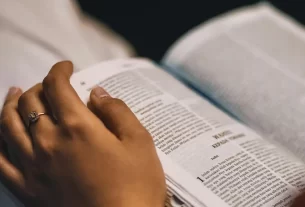 Bíblia aberta para iniciar um devocional diário.