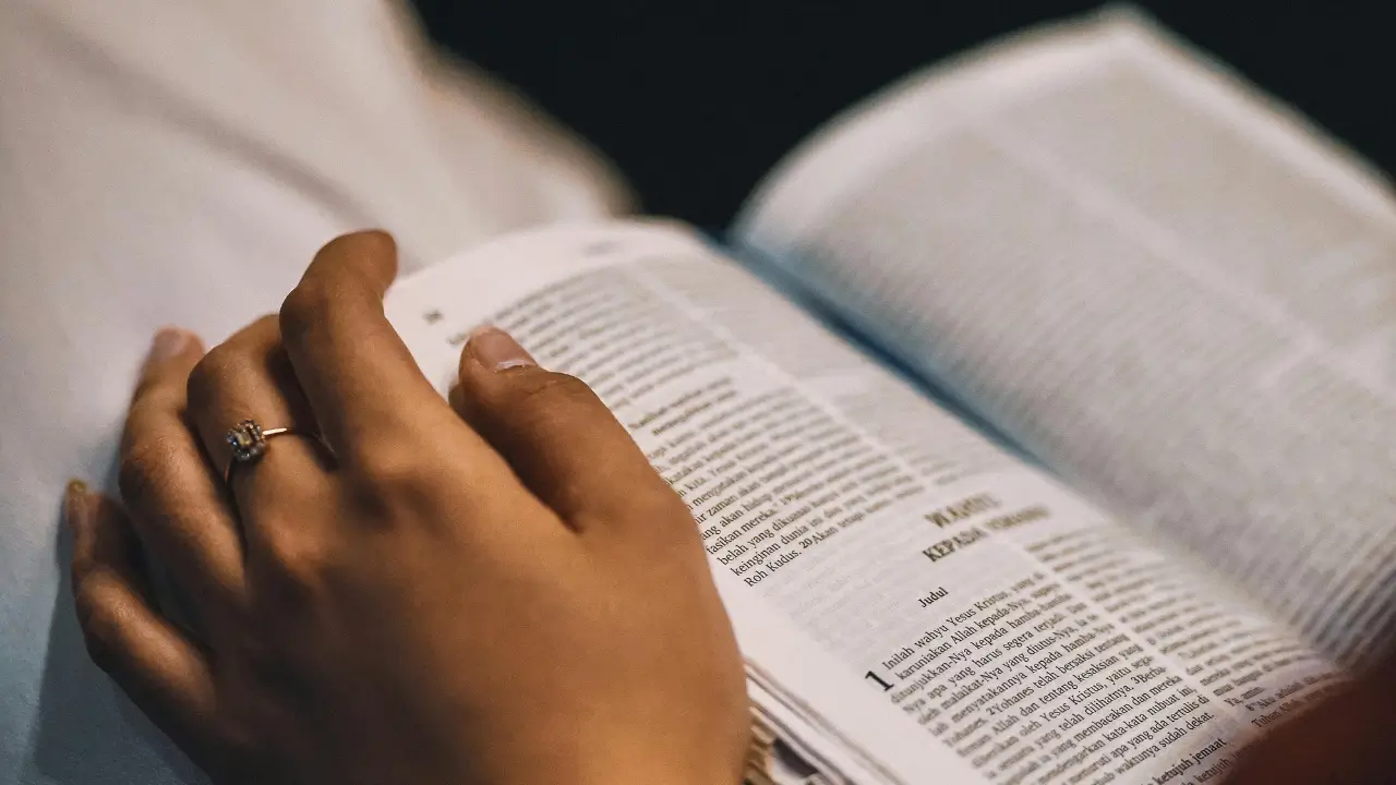 Bíblia aberta para iniciar um devocional diário.