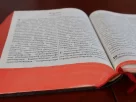 Bíblia aberta para iniciar um devocional diário