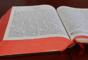 Bíblia aberta para iniciar um devocional diário