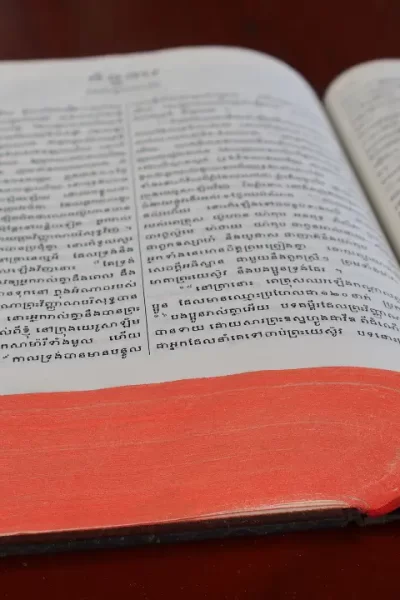 Bíblia aberta para iniciar um devocional diário