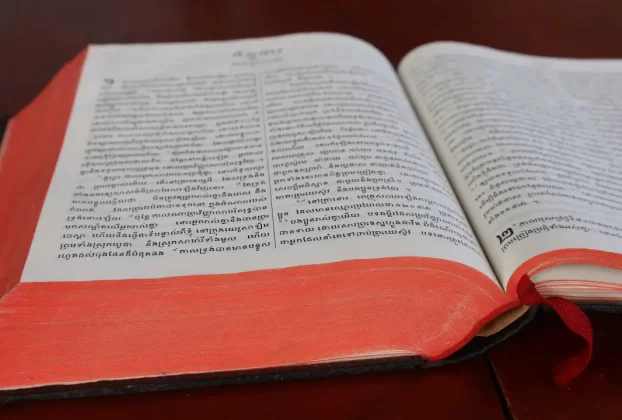 Bíblia aberta para iniciar um devocional diário
