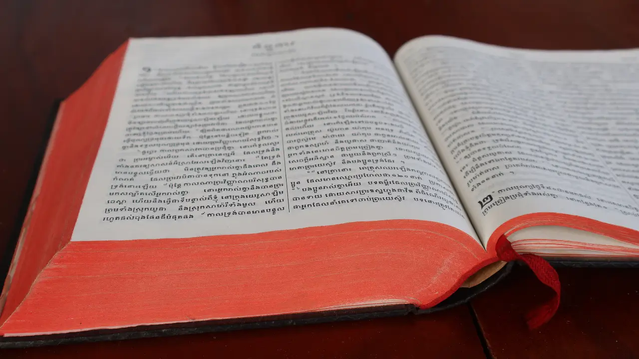 Bíblia aberta para iniciar um devocional diário