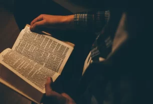 Bíblia aberta para iniciar um devocional diário.