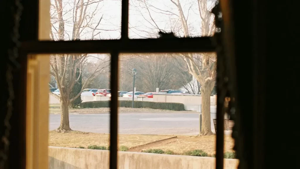 Luz entrando pela janela (simbolizando resposta de Deus).