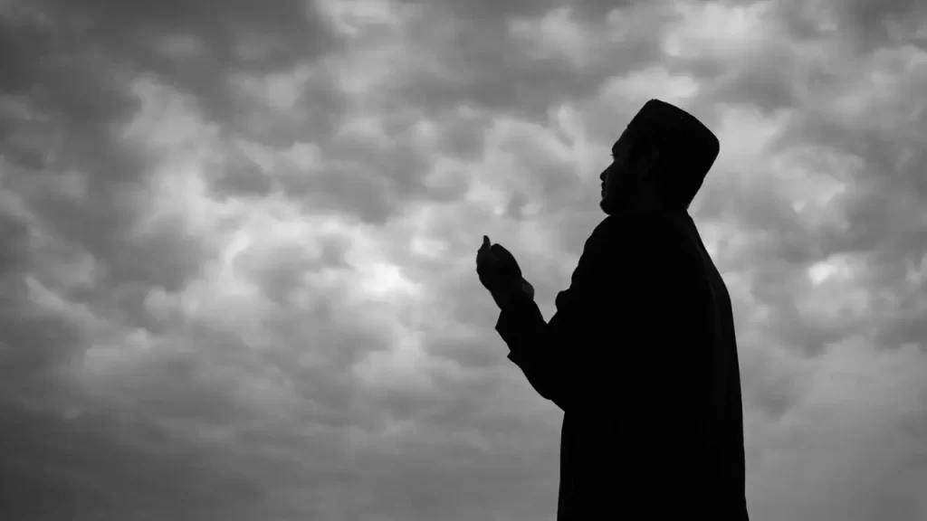 Silhueta de pessoa pensativa  em oração. 