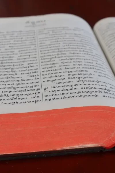 Bíblia aberta para iniciar um devocional diário.