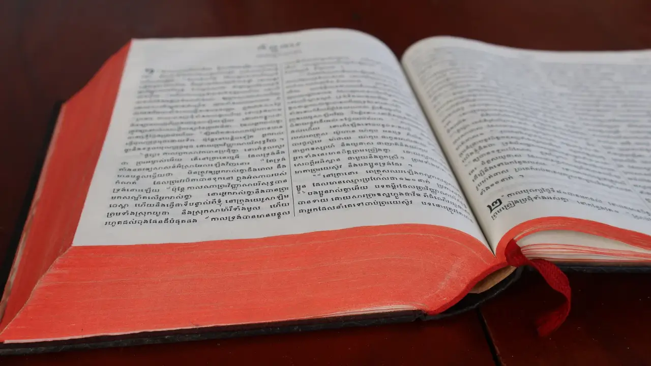 Bíblia aberta para iniciar um devocional diário.