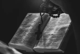 Bíblia aberta para iniciar um devocional diário.