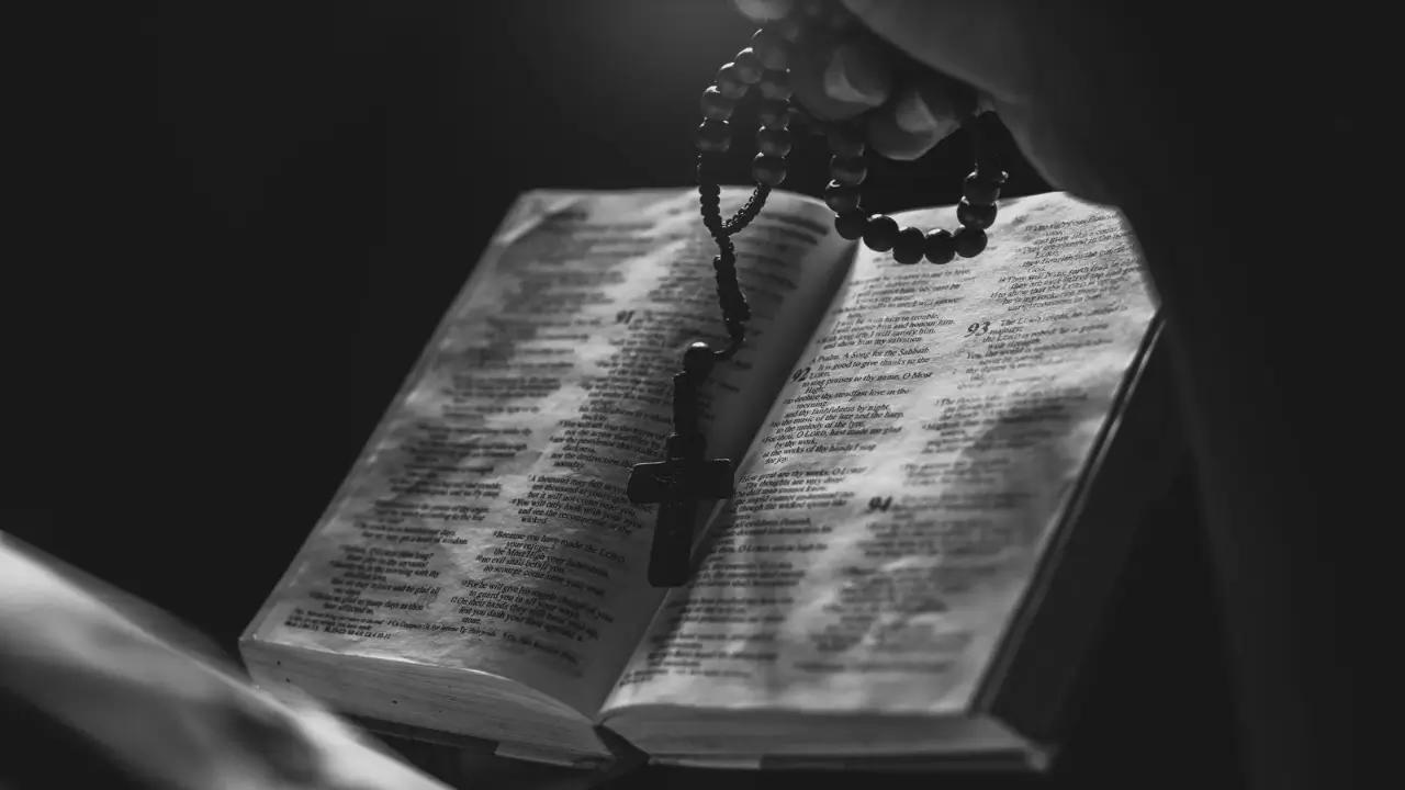 Bíblia aberta para iniciar um devocional diário.