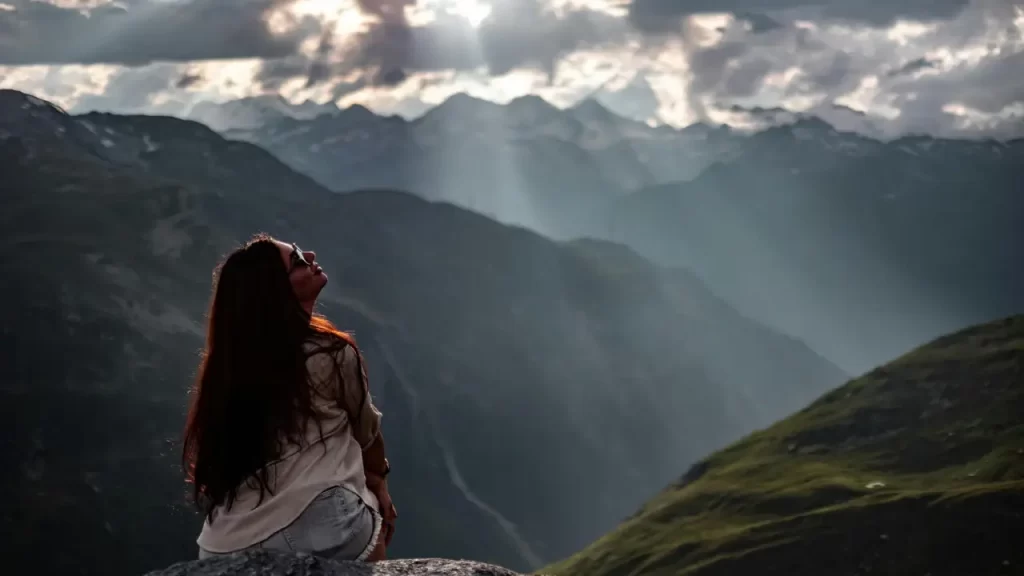 Pessoa em paz, olhando para o céu. 