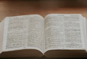 Bíblia aberta para iniciar um devocional diário.