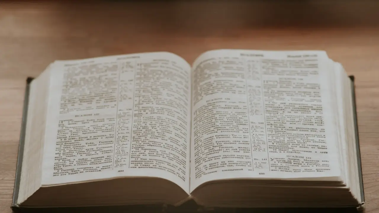 Bíblia aberta para iniciar um devocional diário.