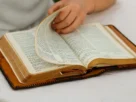Bíblia aberta para iniciar um devocional diário.