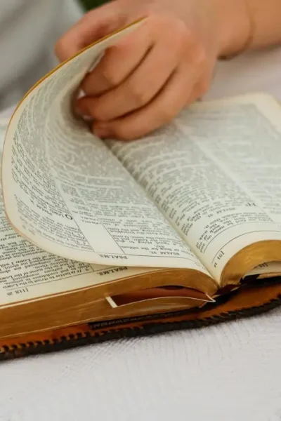 Bíblia aberta para iniciar um devocional diário.
