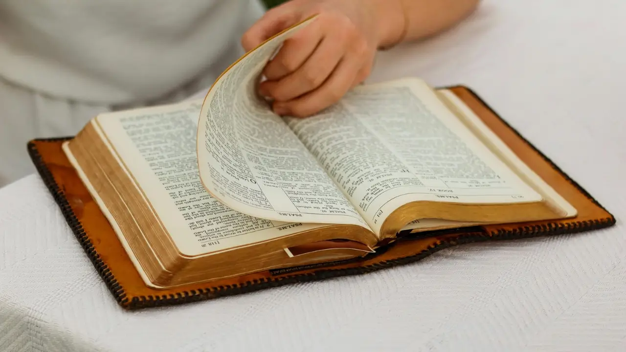 Bíblia aberta para iniciar um devocional diário.
