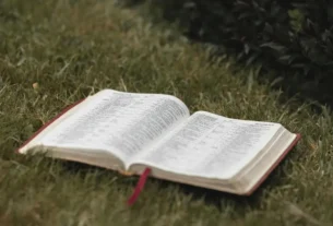 Bíblia aberta para iniciar um devocional diário.