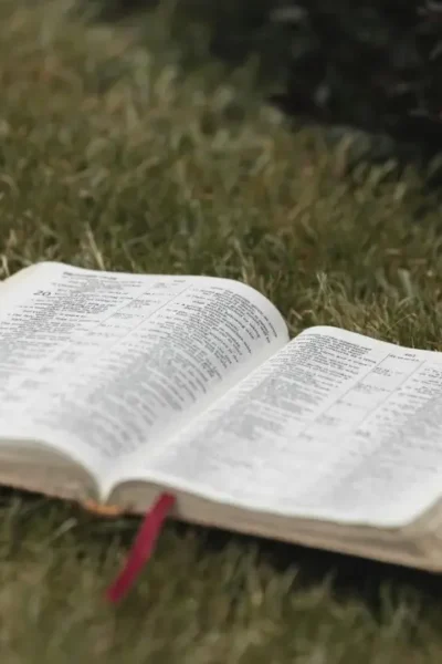 Bíblia aberta para iniciar um devocional diário.