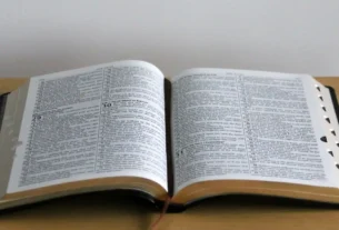 Bíblia aberta para iniciar um devocional diário.