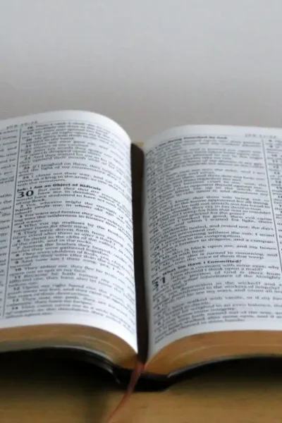 Bíblia aberta para iniciar um devocional diário.