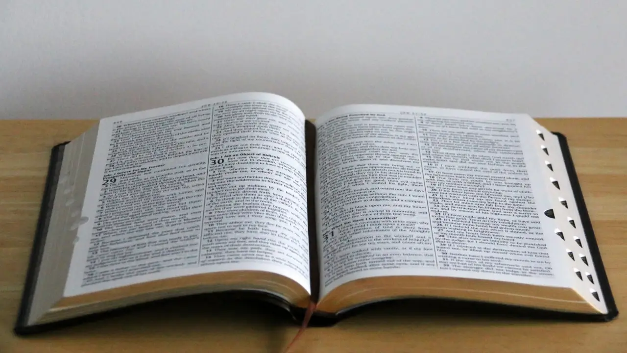 Bíblia aberta para iniciar um devocional diário.