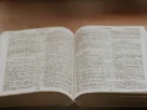 Bíblia aberta para iniciar um devocional diário.
