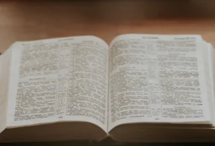 Bíblia aberta para iniciar um devocional diário.