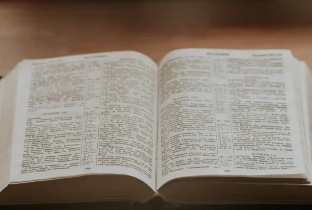 Bíblia aberta para iniciar um devocional diário.