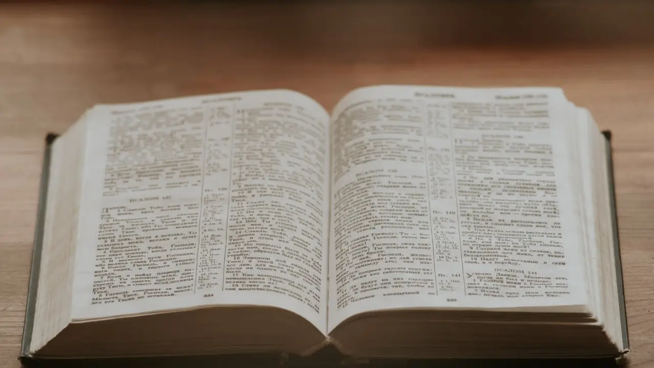 Bíblia aberta para iniciar um devocional diário.