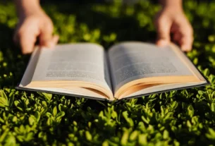 Bíblia aberta para iniciar um devocional diário.