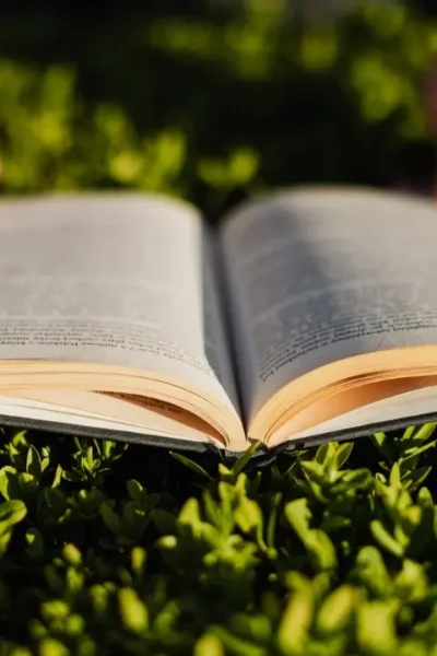 Bíblia aberta para iniciar um devocional diário.