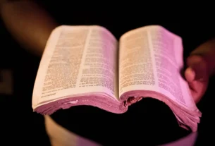 Bíblia aberta para iniciar um devocional diário.