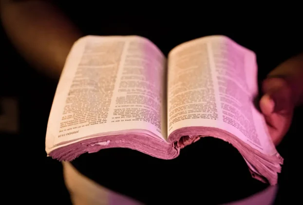 Bíblia aberta para iniciar um devocional diário.