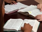 Bíblia aberta para iniciar um devocional diário.