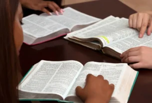 Bíblia aberta para iniciar um devocional diário.