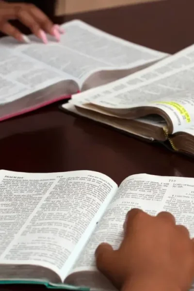 Bíblia aberta para iniciar um devocional diário.