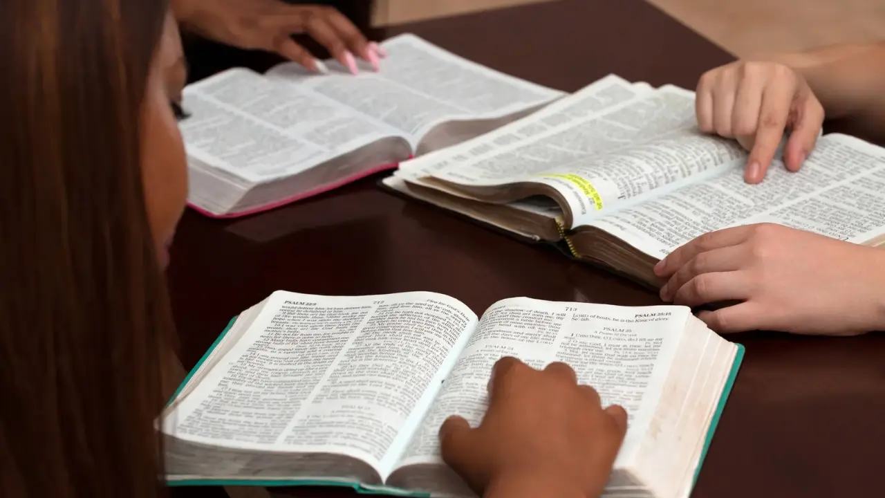 Bíblia aberta para iniciar um devocional diário.