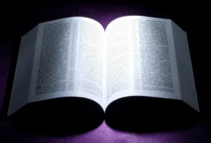 Bíblia aberta para iniciar um Devocional.