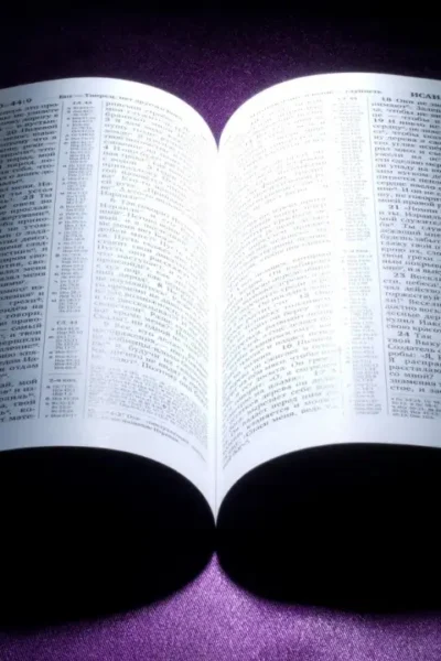 Bíblia aberta para iniciar um Devocional.