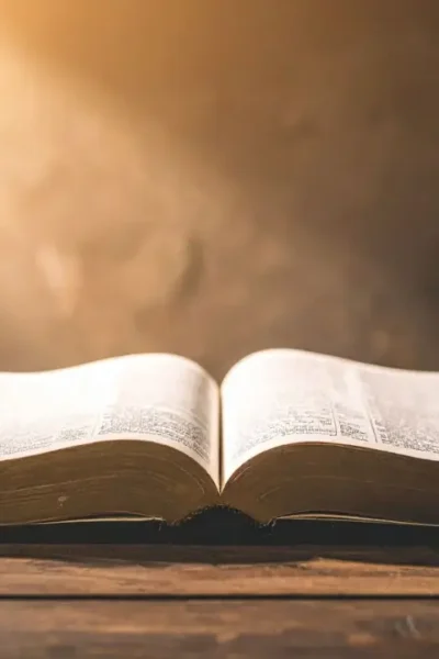 Bíblia aberta para iniciar um Devocional.