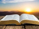 Bíblia aberta para iniciar um devocional diário.