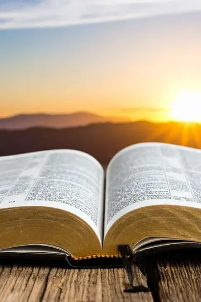 Bíblia aberta para iniciar um devocional diário.