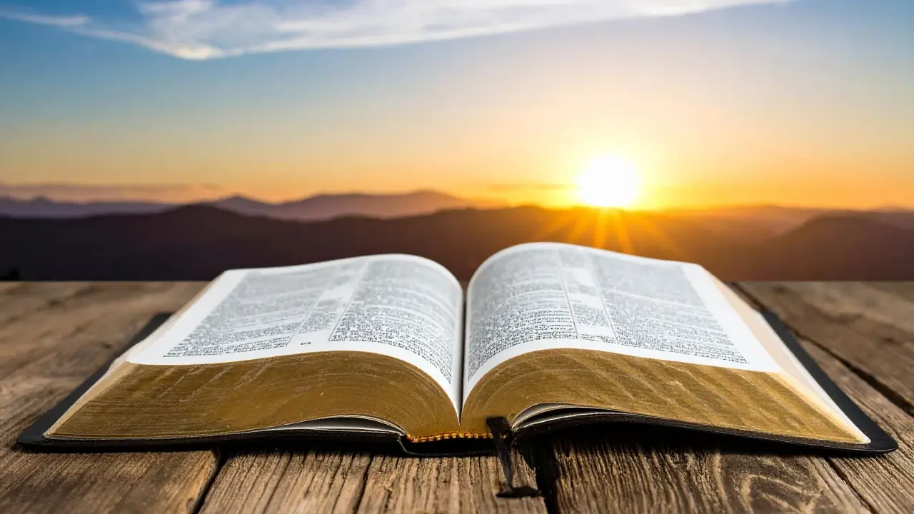 Bíblia aberta para iniciar um devocional diário.