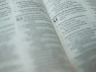 Bíblia aberta para iniciar um devocional diário.
