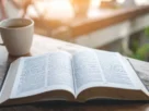 Bíblia aberta para iniciar um devocional diário.