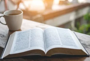 Bíblia aberta para iniciar um devocional diário.
